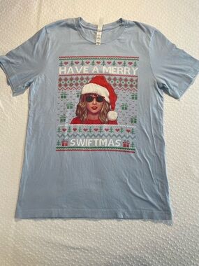 Taylor Swift ❤️‍🔥
Merry Swiftmas cross stitch look short sleeve lite blue Medium